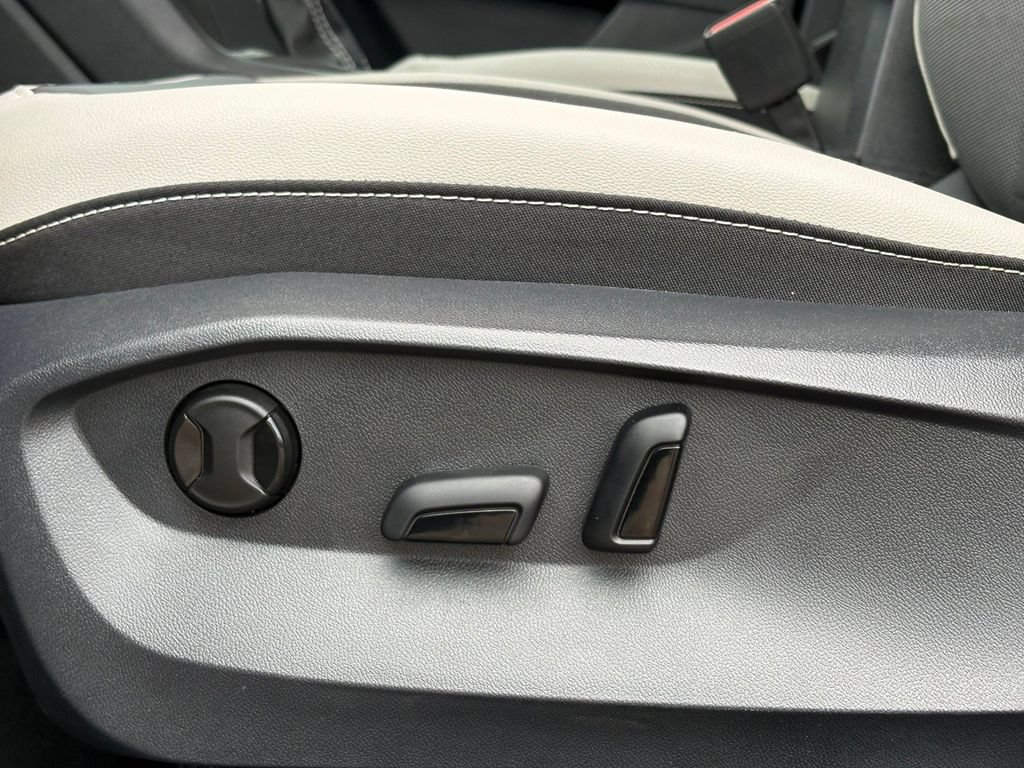 Used 2025 Volkswagen Taos SE FWD image 13