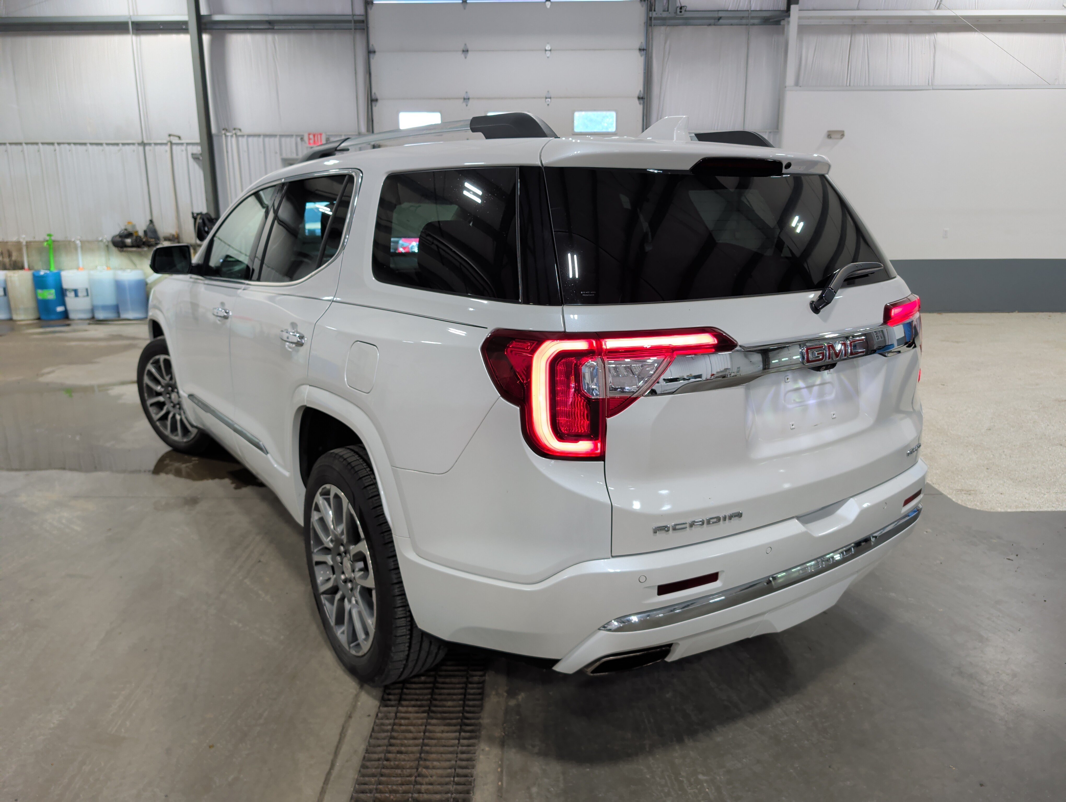 Used 2023 GMC Acadia Denali w/ Denali Ultimate Package AWD/4WD image 4