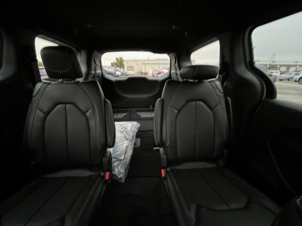 New 2026 Chrysler Pacifica Select image 5