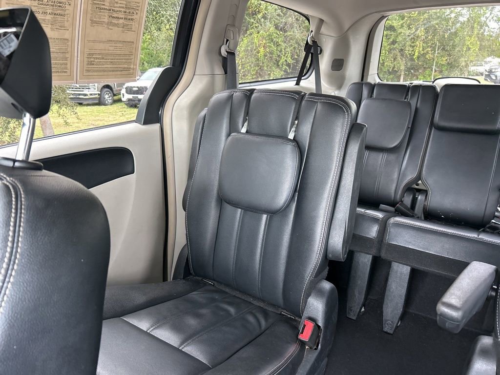 Used 2014 Chrysler Town & Country Touring image 12