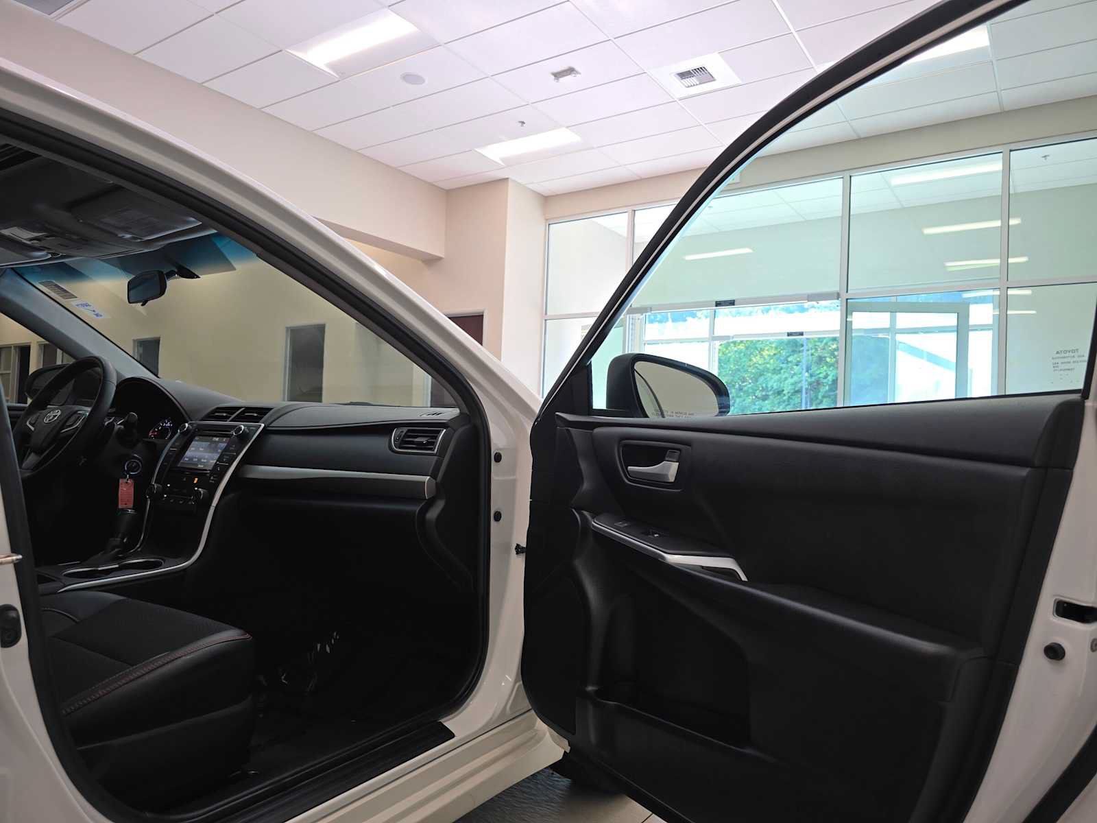 Used 2016 Toyota Camry SE w/ Moonroof Package FWD image 26