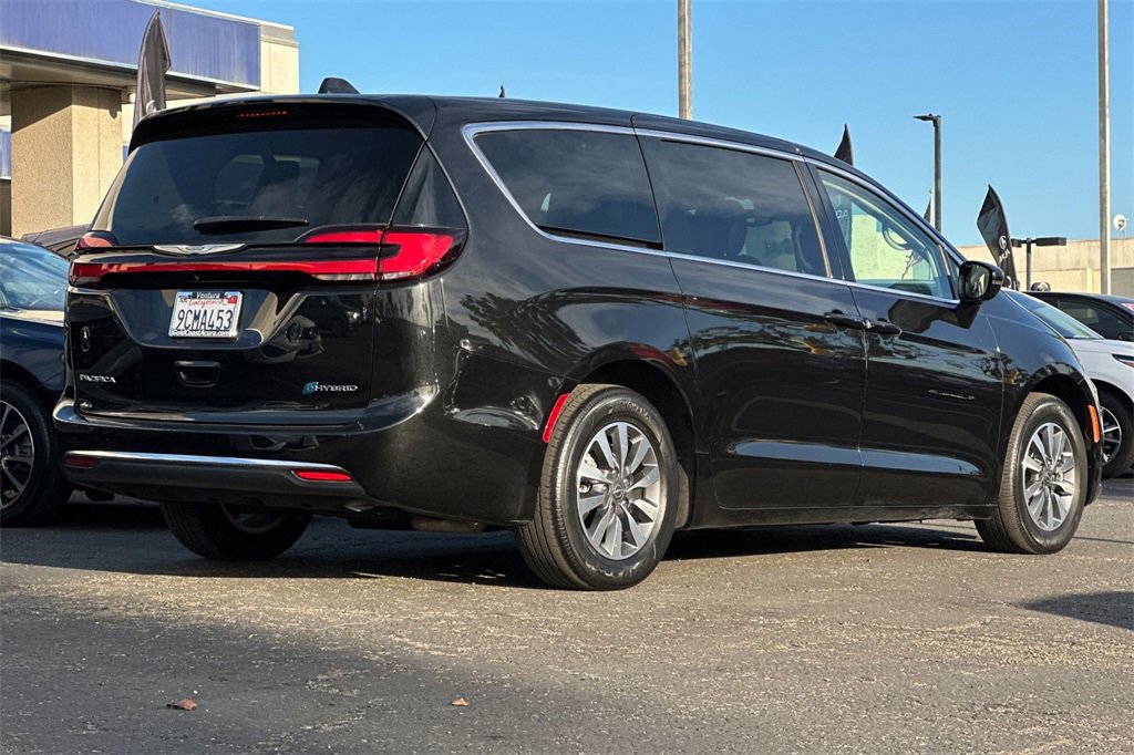 Used 2022 Chrysler Pacifica Touring-L image 4