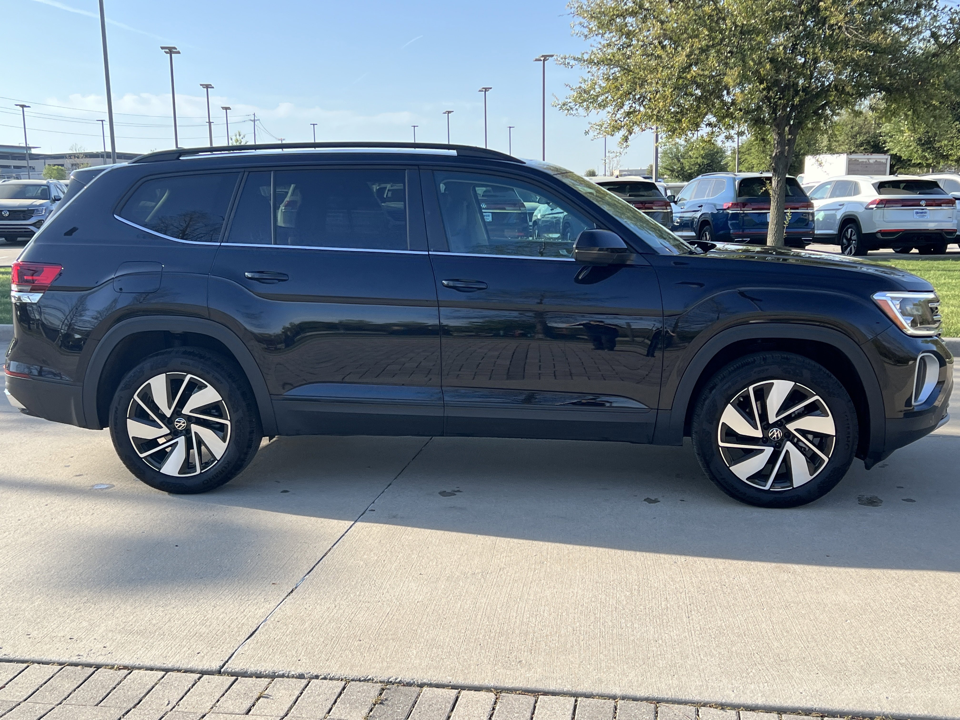 Certified 2025 Volkswagen Atlas SE w/ Panoramic Sunroof Package FWD image 11