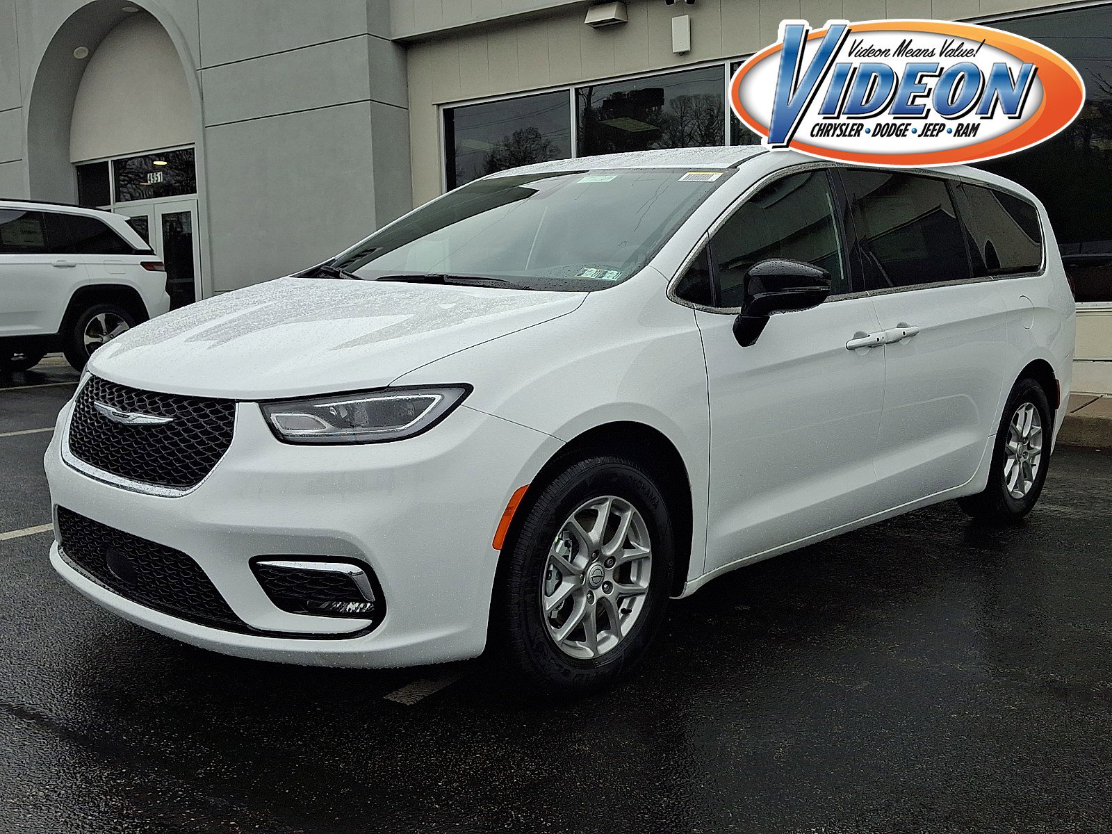 New 2026 Chrysler Pacifica Select image 1