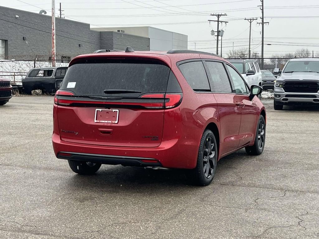 New 2026 Chrysler Pacifica Limited w/ S Appearance Package image 3