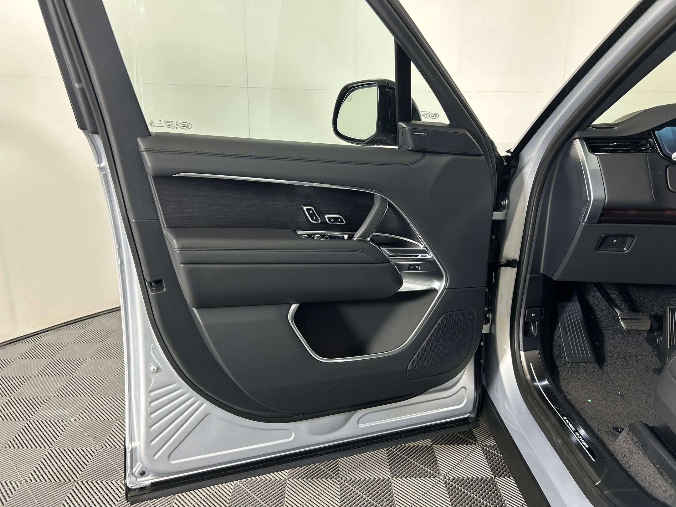 New 2025 Land Rover Range Rover Long Wheelbase SE image 20