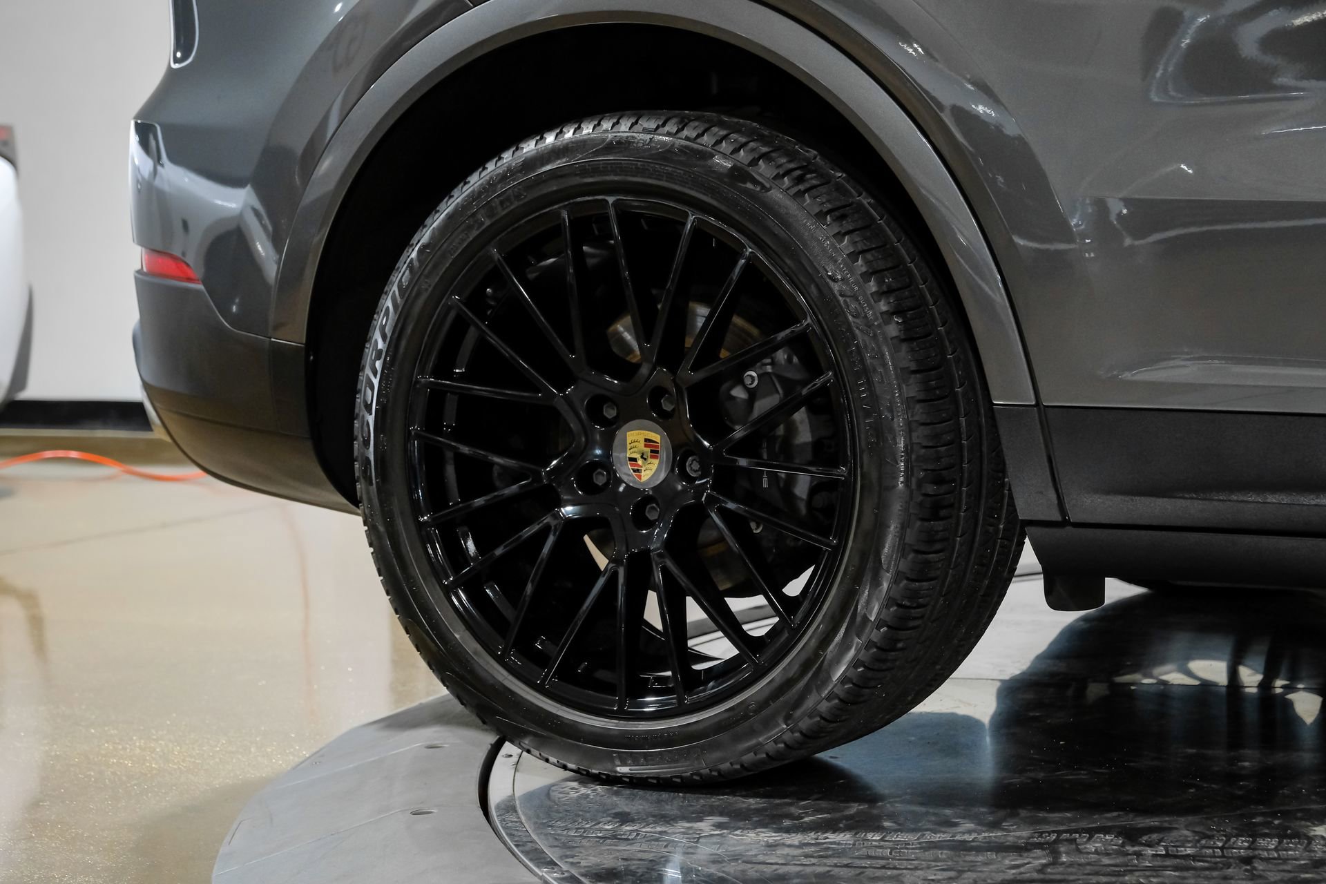 Used 2023 Porsche Cayenne Platinum Edition image 57