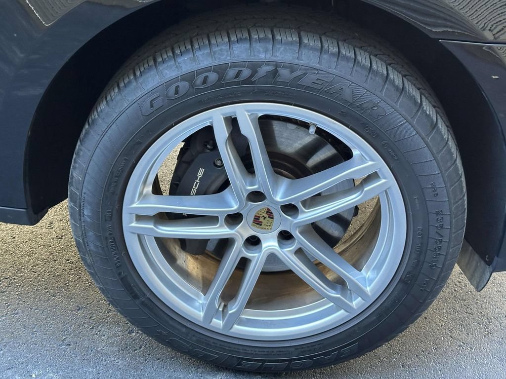 Certified 2025 Porsche Macan AWD/4WD image 9