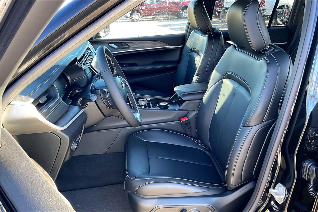 New 2025 Jeep Grand Cherokee Limited w/ Black Appearance Package image 9