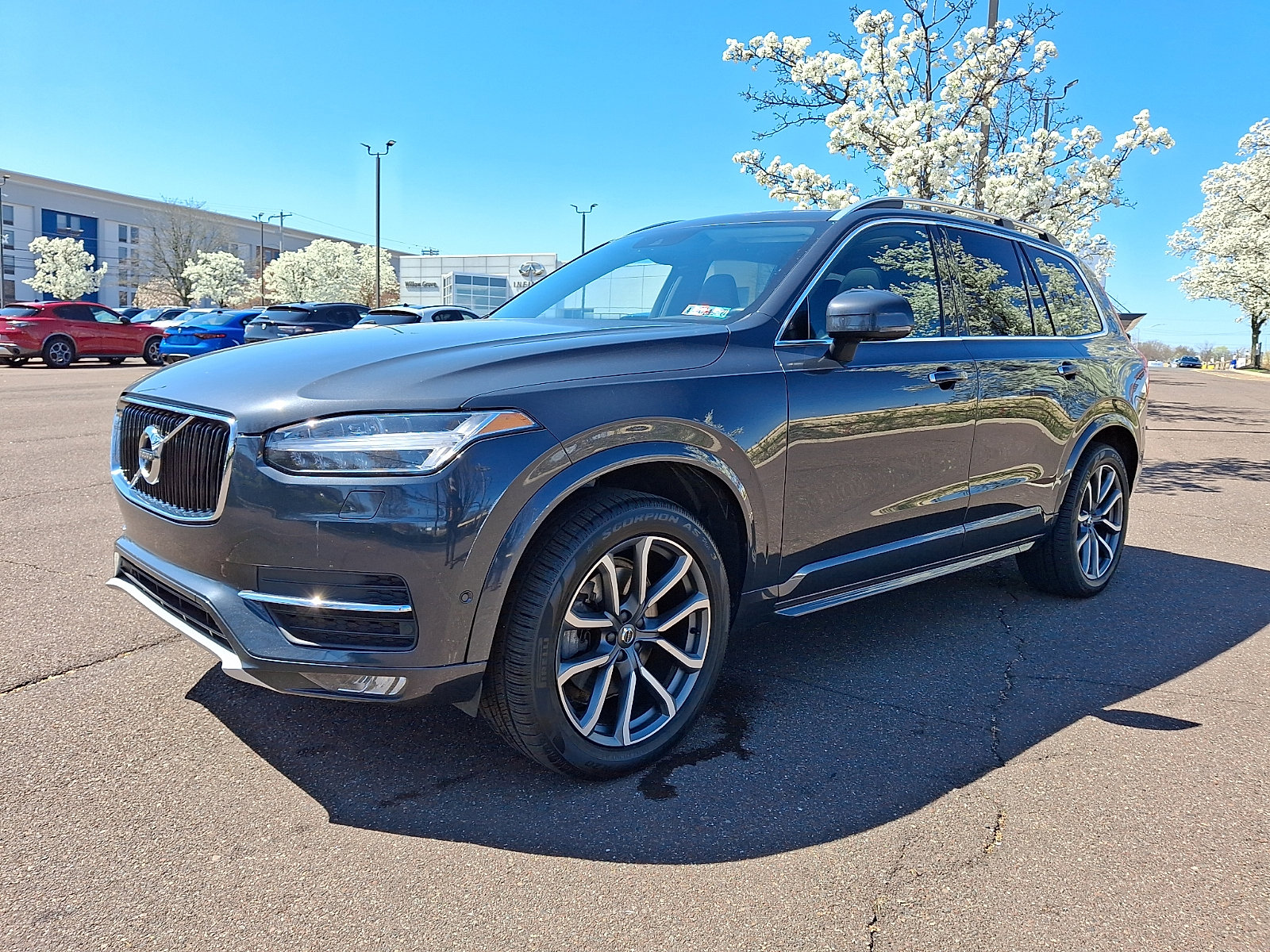 Used 2017 Volvo XC90 T6 Momentum w/ Vision Package image 3