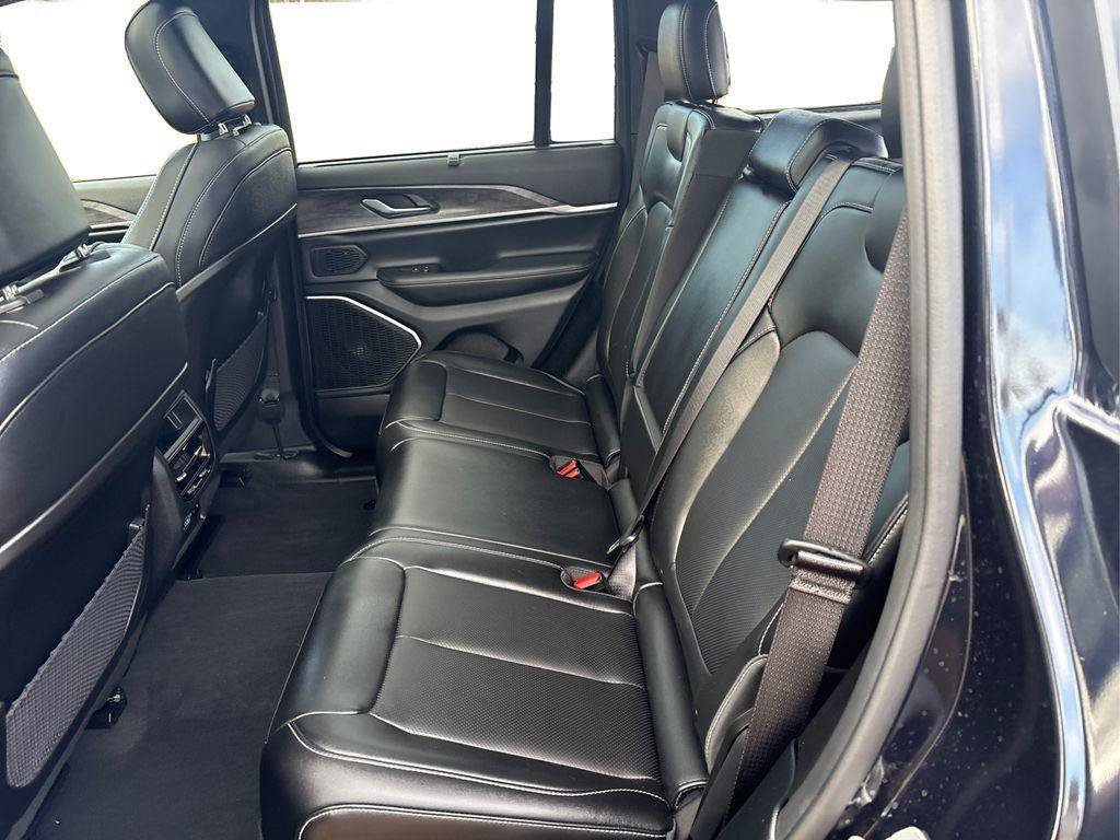Used 2024 Jeep Grand Cherokee Limited w/ Luxury Tech Group II AWD/4WD image 9