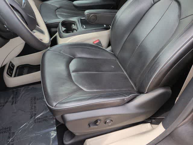 Used 2020 Chrysler Pacifica Limited w/ Advanced Safetytec Group FWD image 16