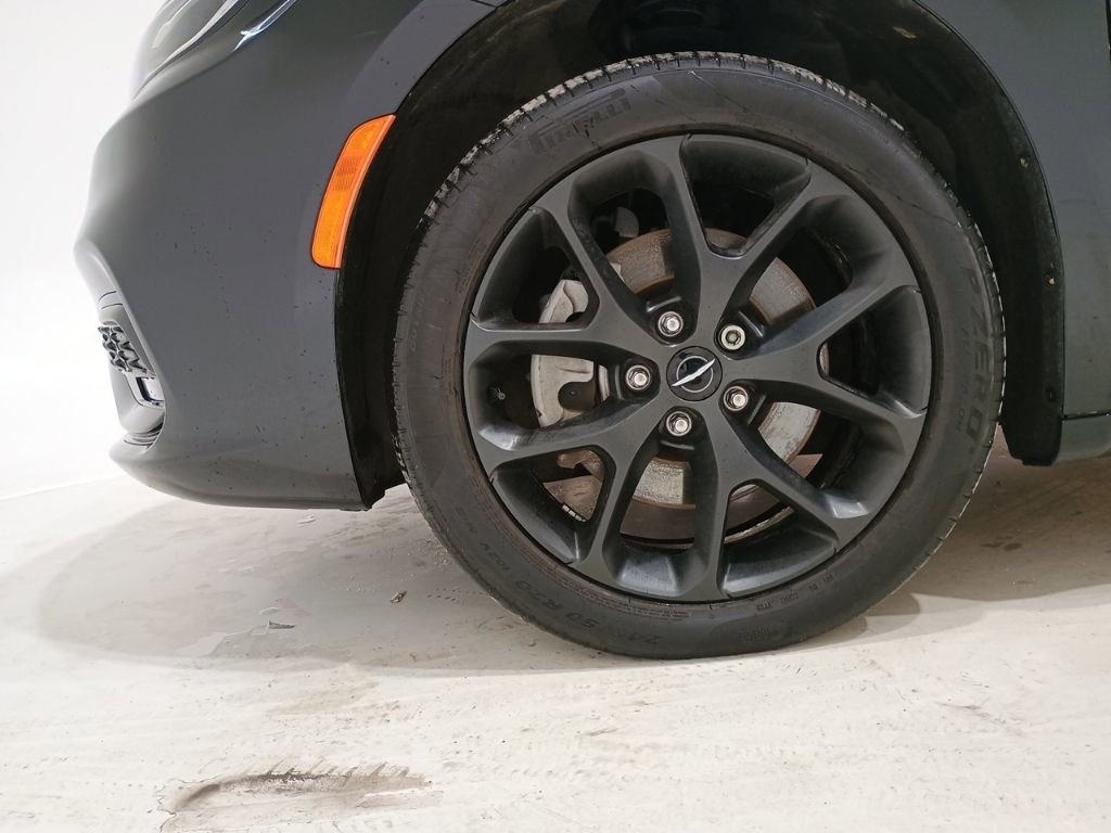 Used 2023 Chrysler Pacifica Limited w/ Uconnect Theater Family Group image 8