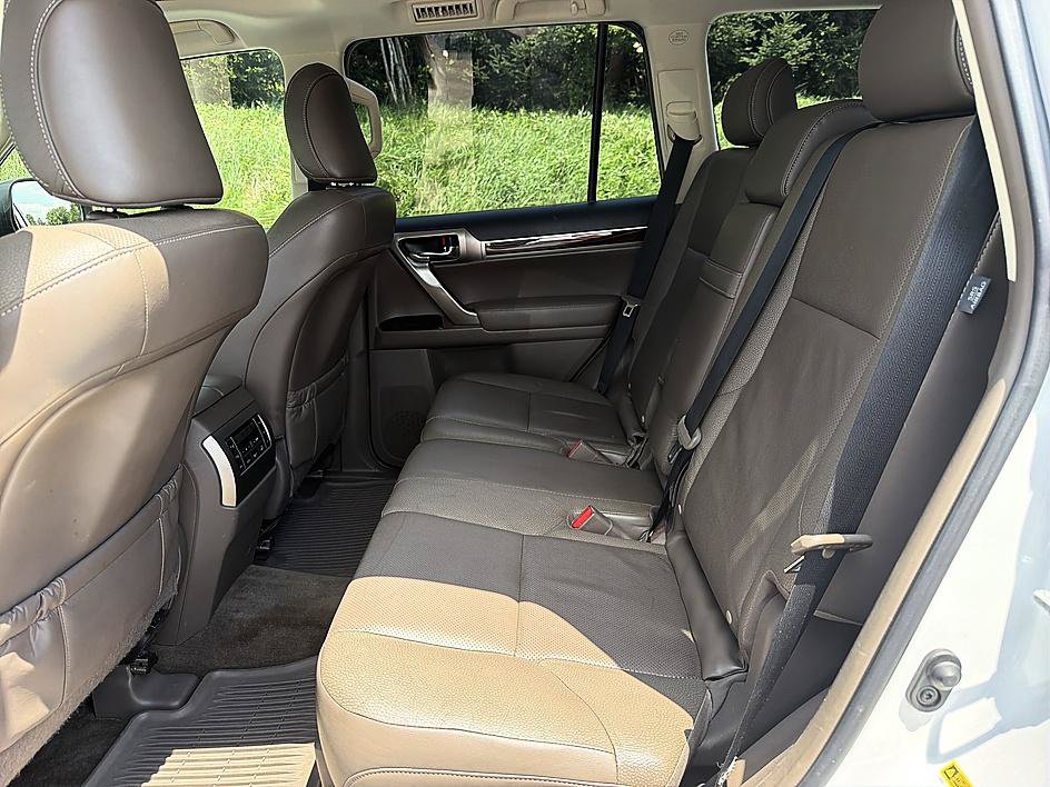 Used 2015 Lexus GX 460 w/ Premium Package AWD/4WD image 12