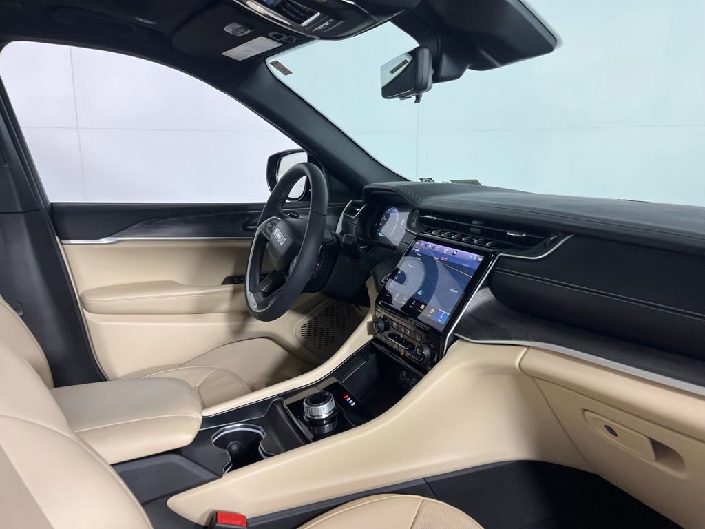 Used 2024 Jeep Grand Cherokee Limited w/ Luxury Tech Group II image 32