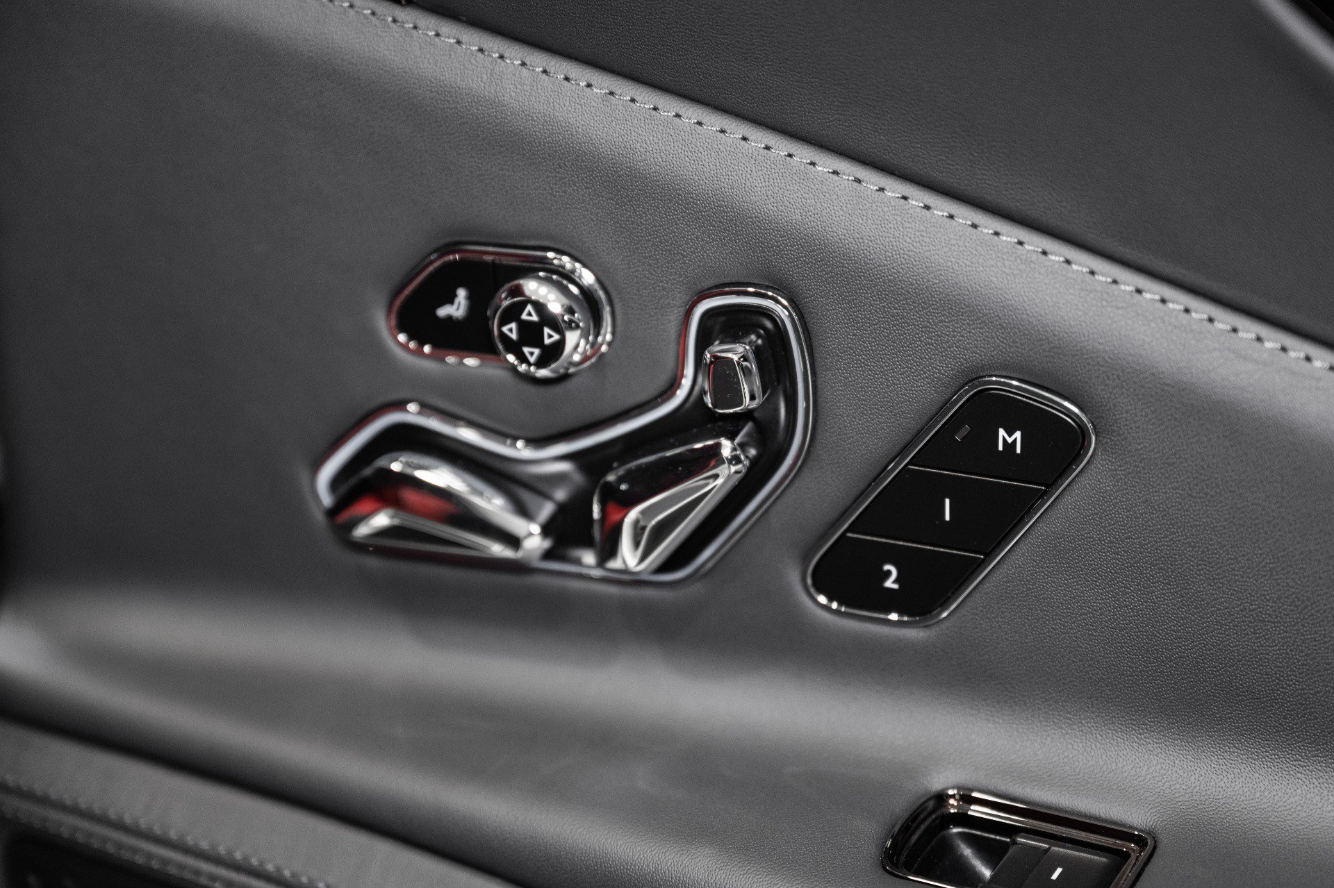 Used 2025 Bentley Flying Spur Plug-In Hybrid AWD/4WD image 28