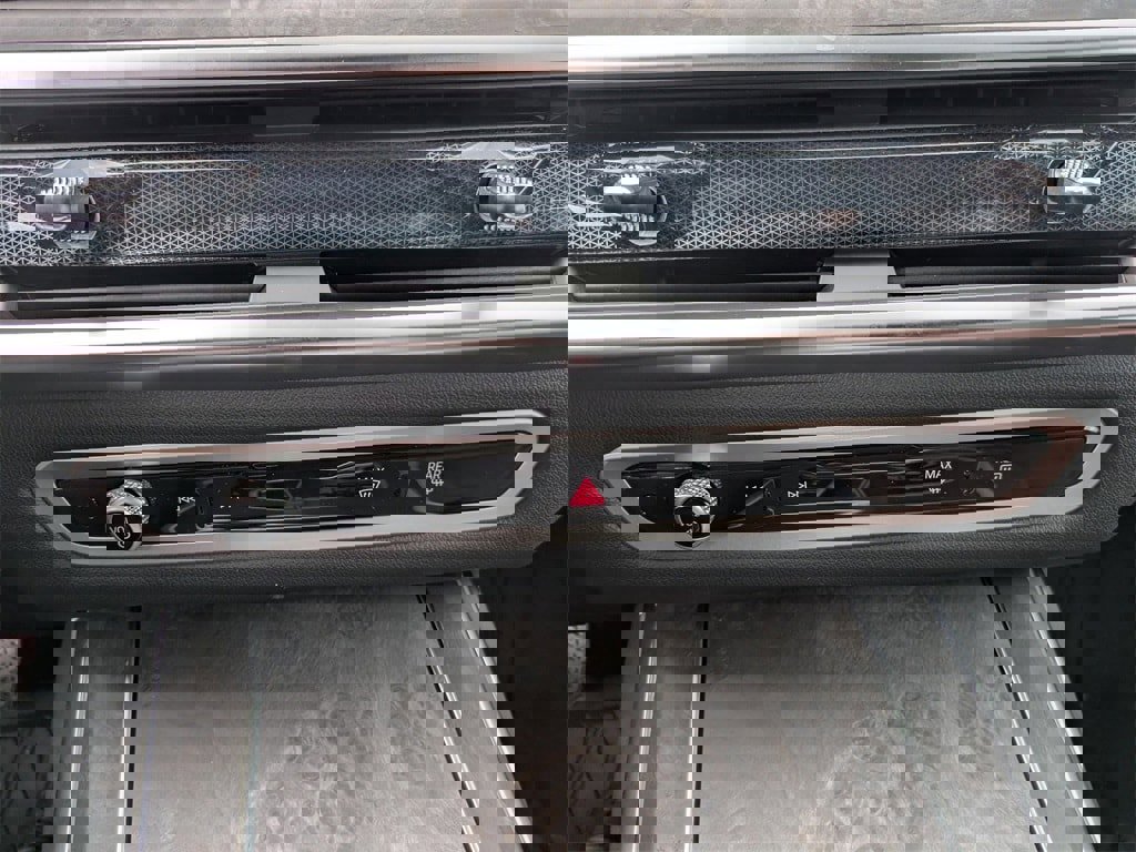 New 2025 BMW X7 xDrive40i w/ Premium Package image 26