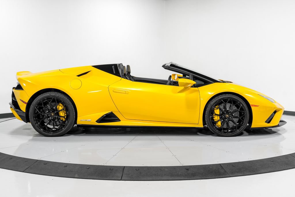 Used 2022 Lamborghini Huracan EVO RWD image 2