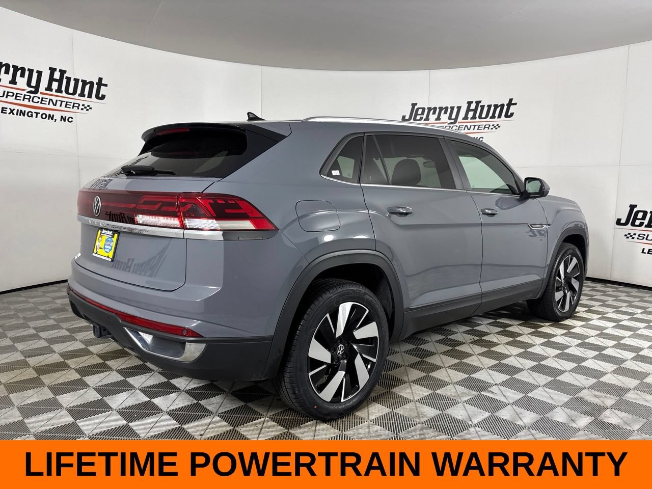 Used 2025 Volkswagen Atlas Cross Sport SE FWD image 5