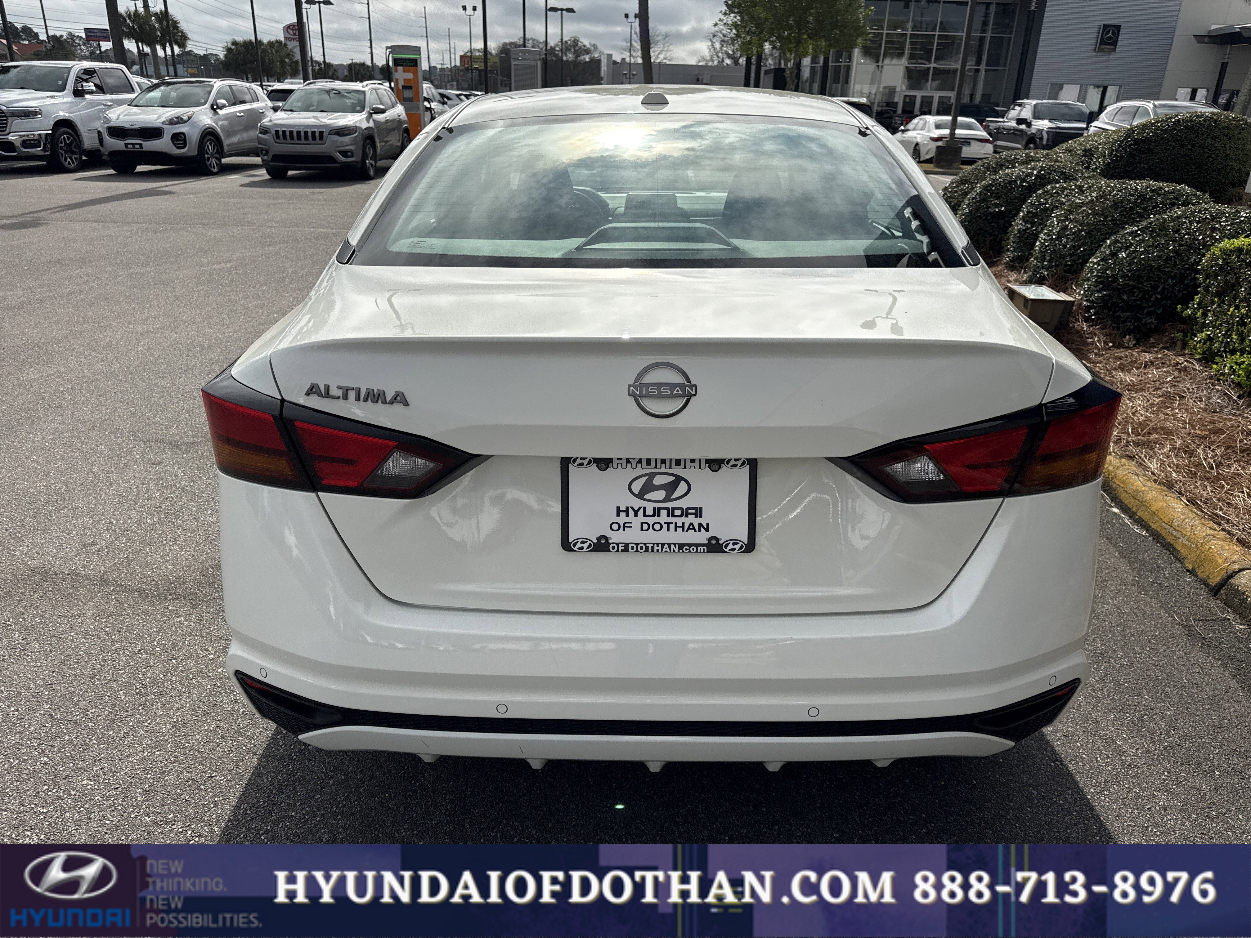 Used 2025 Nissan Altima 2.5 SV image 3