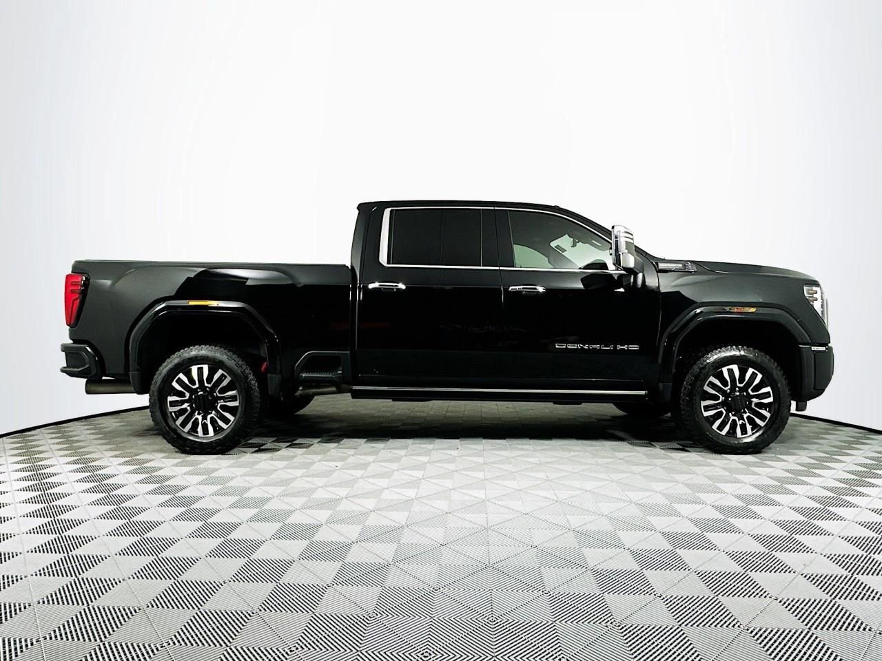 Used 2024 GMC Sierra 3500 Denali Ultimate image 8