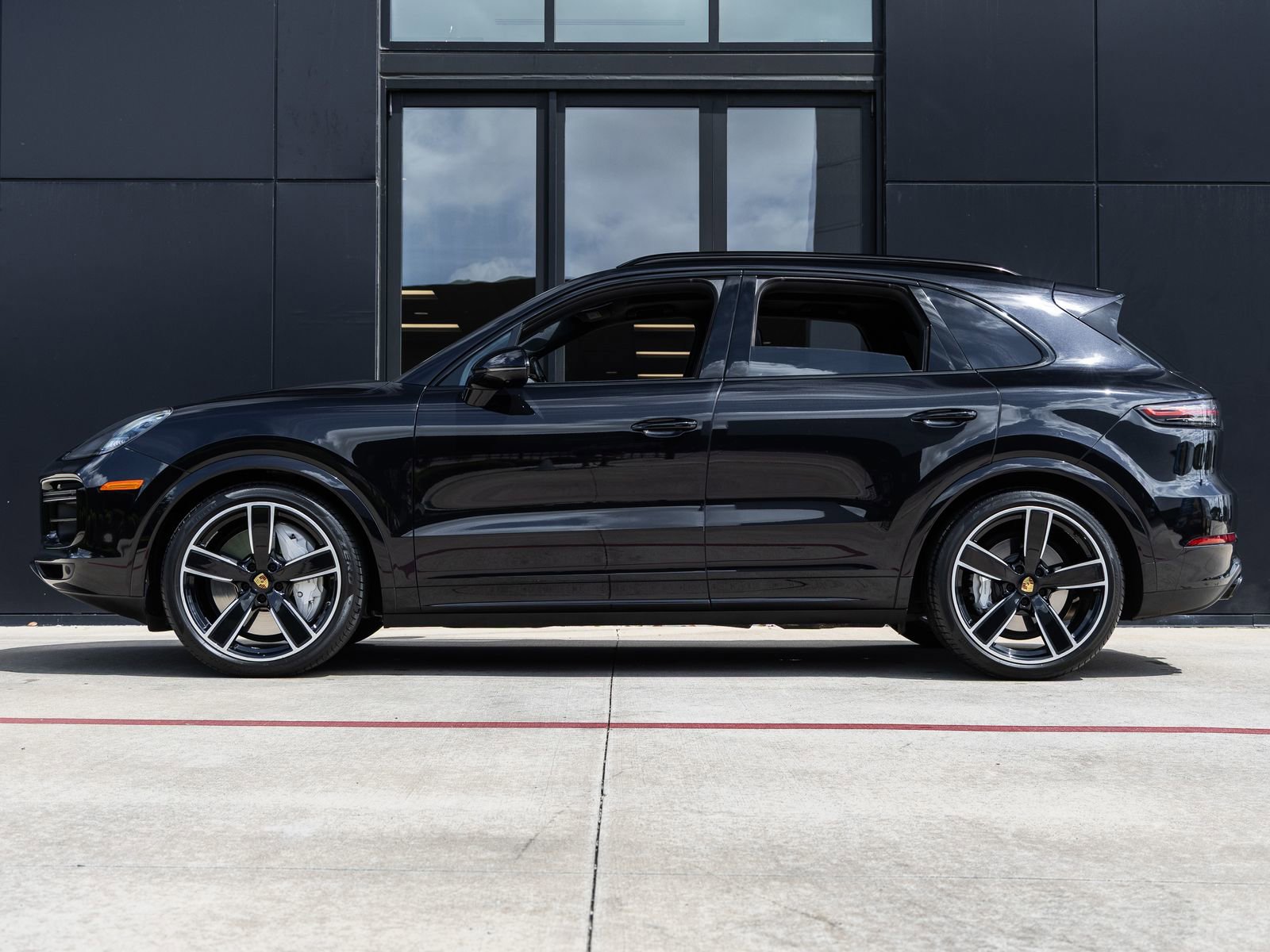 Certified 2020 Porsche Cayenne Turbo AWD/4WD image 2