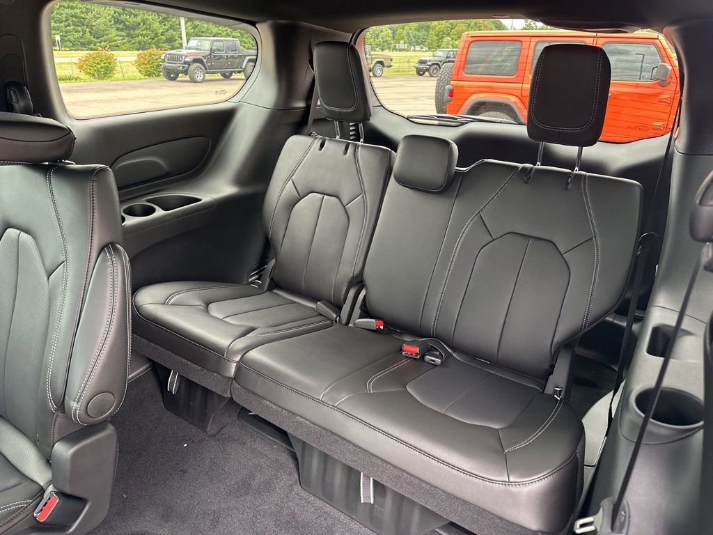 New 2026 Chrysler Pacifica Select image 21
