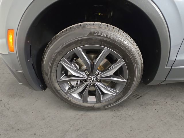Used 2023 Volkswagen Tiguan SE AWD/4WD image 14