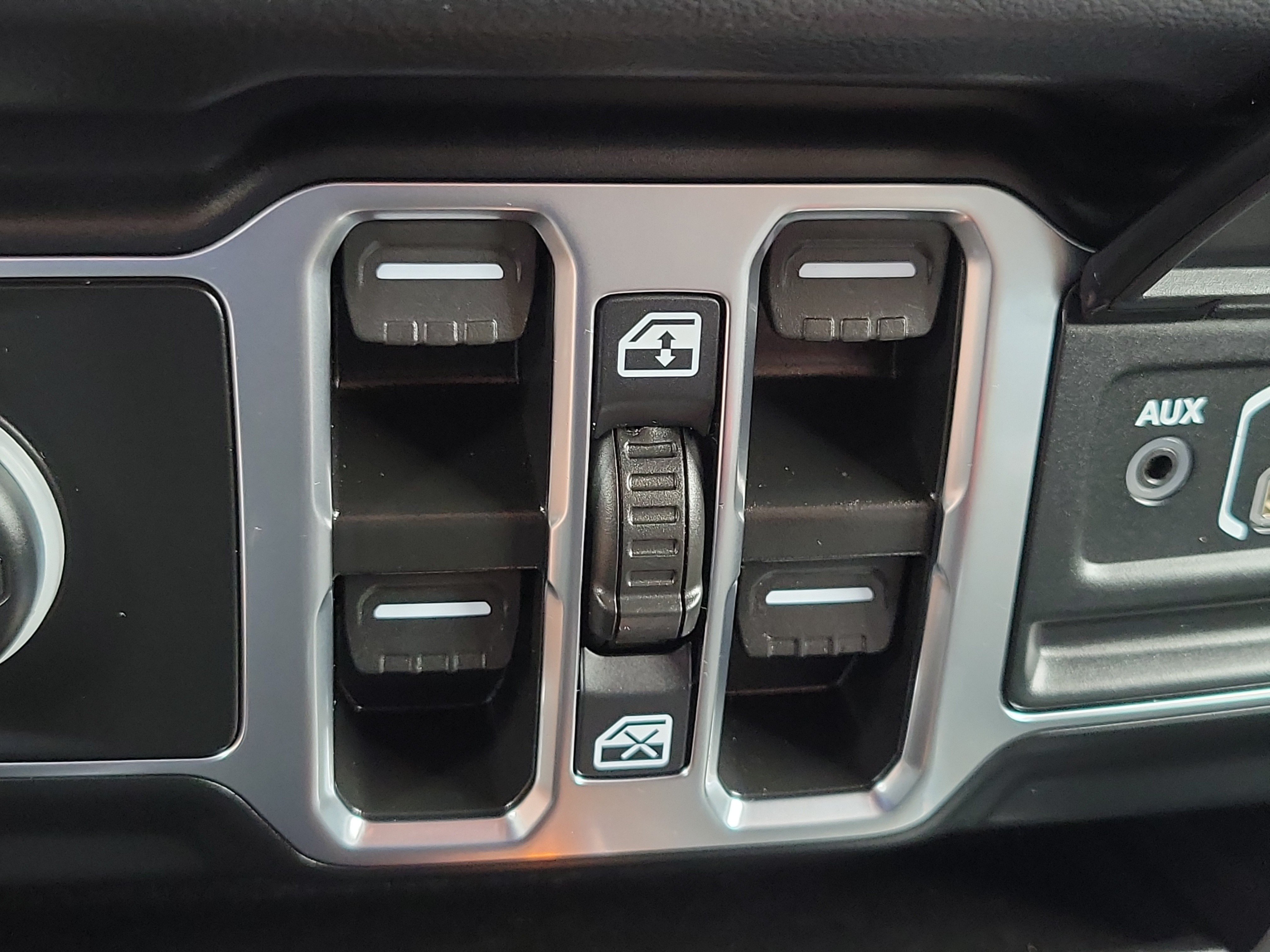 Used 2025 Jeep Wrangler Unlimited Sahara w/ Safety Group AWD/4WD image 22
