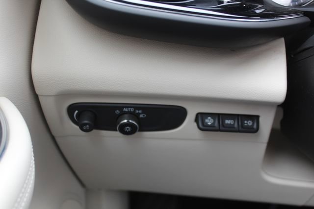 Used 2022 Buick Envision Avenir w/ Technology Package II FWD image 27