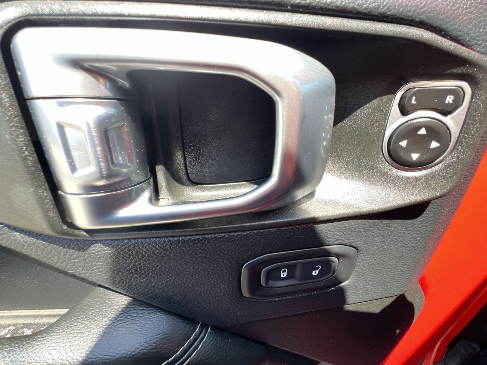 Used 2018 Jeep Wrangler Unlimited Sahara w/ Dual Top Group AWD/4WD image 23