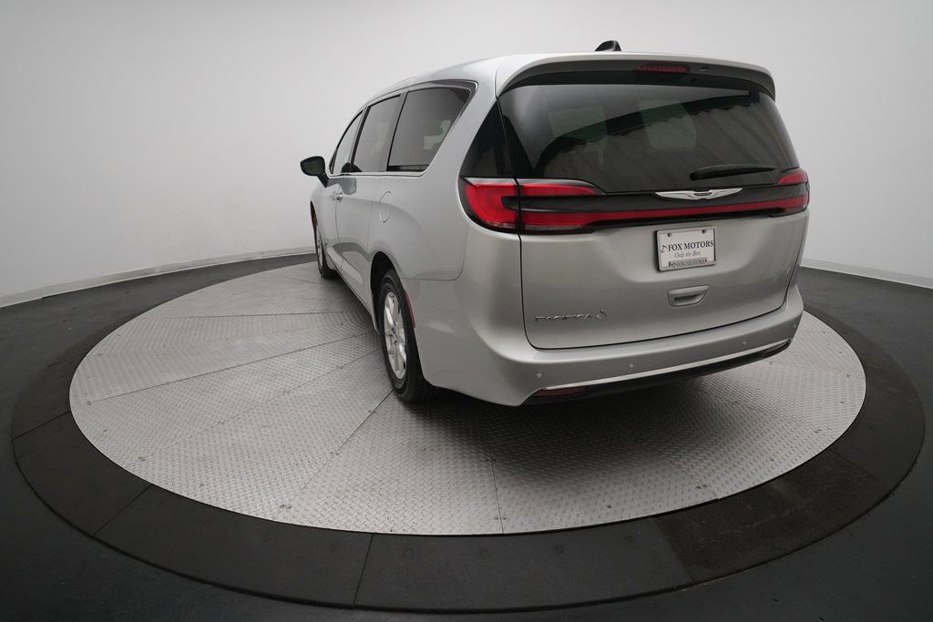Used 2024 Chrysler Pacifica Touring-L image 34