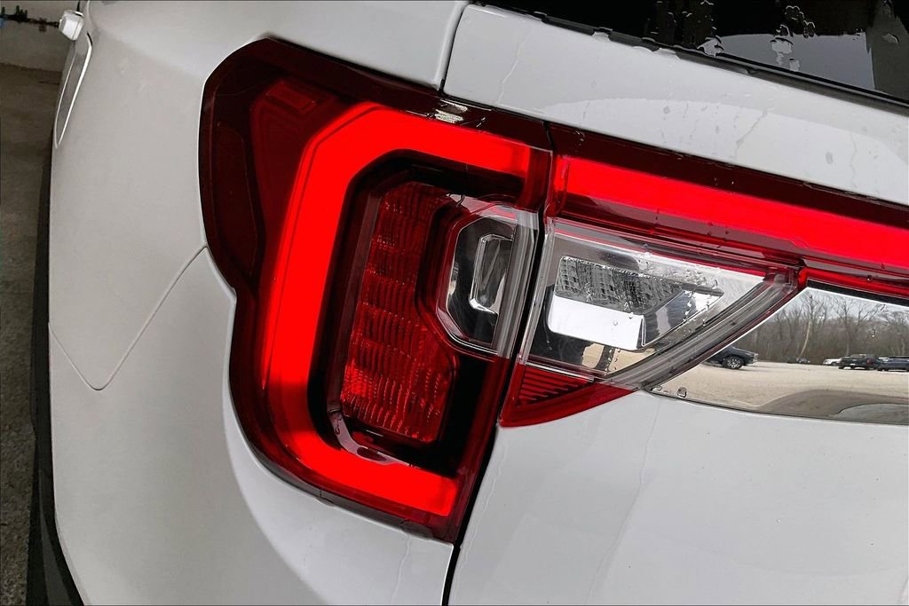 Used 2023 GMC Acadia SLE w/ LPO, Floor Liner Package FWD image 23