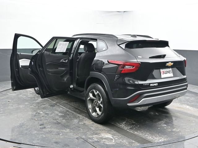 Used 2025 Chevrolet Trax LT image 55