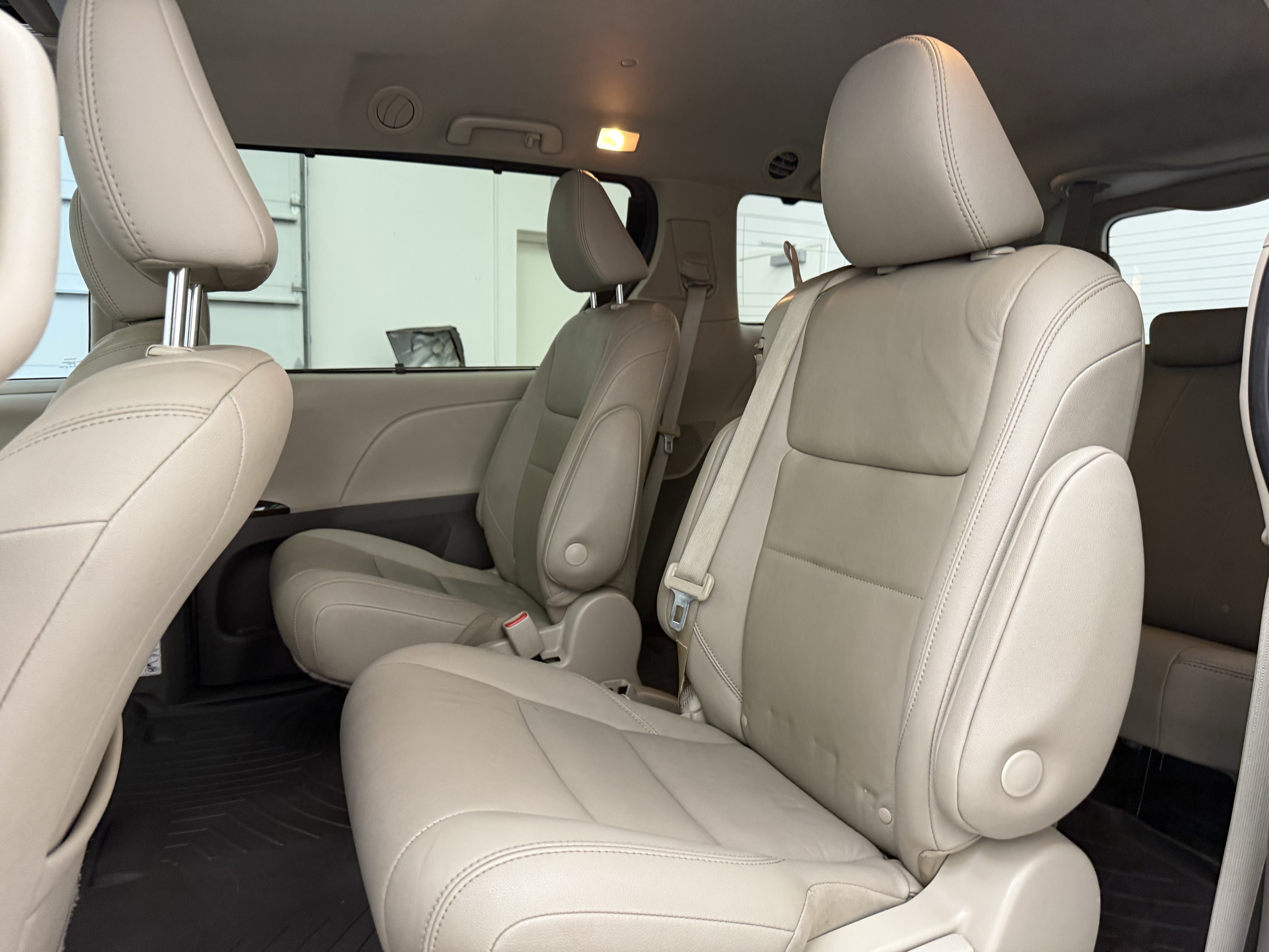 Used 2020 Toyota Sienna XLE FWD image 24