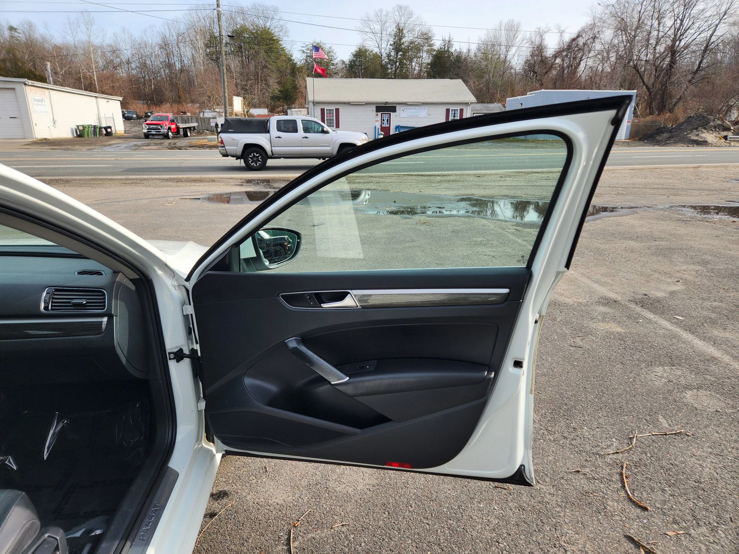 Used 2018 Volkswagen Passat 2.0T SE image 16