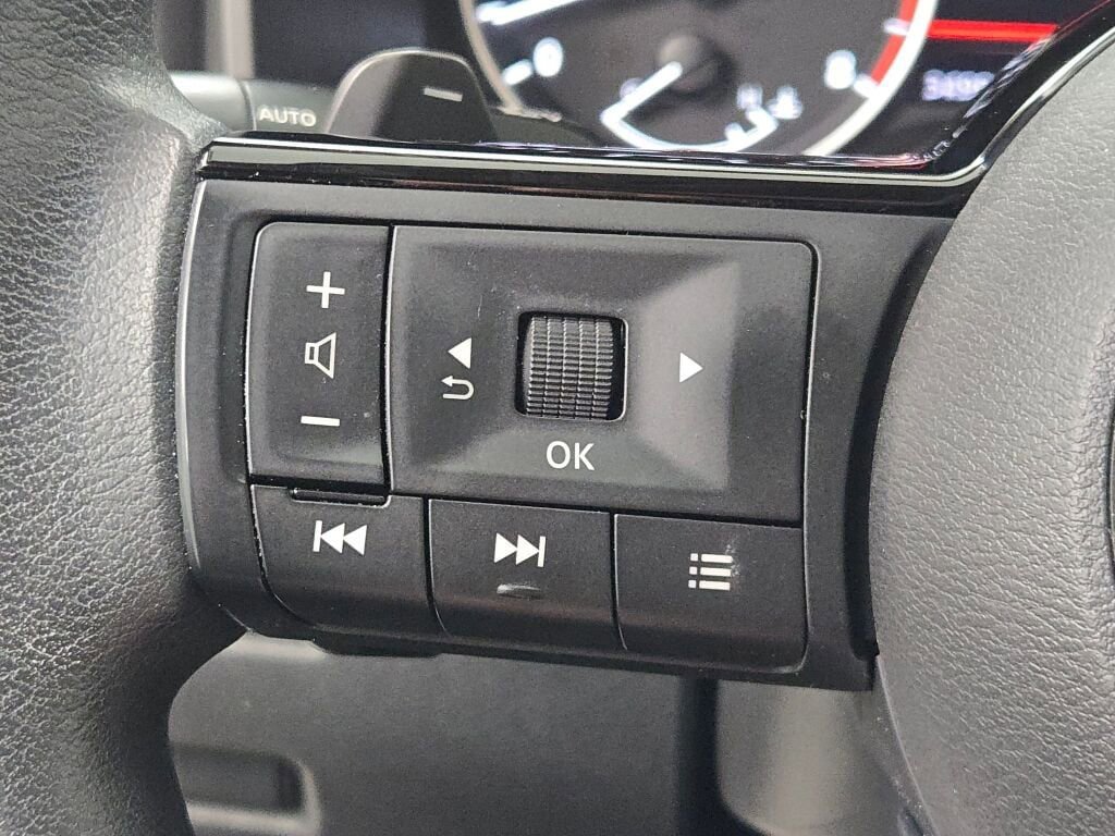 Used 2023 Nissan Rogue SV image 32