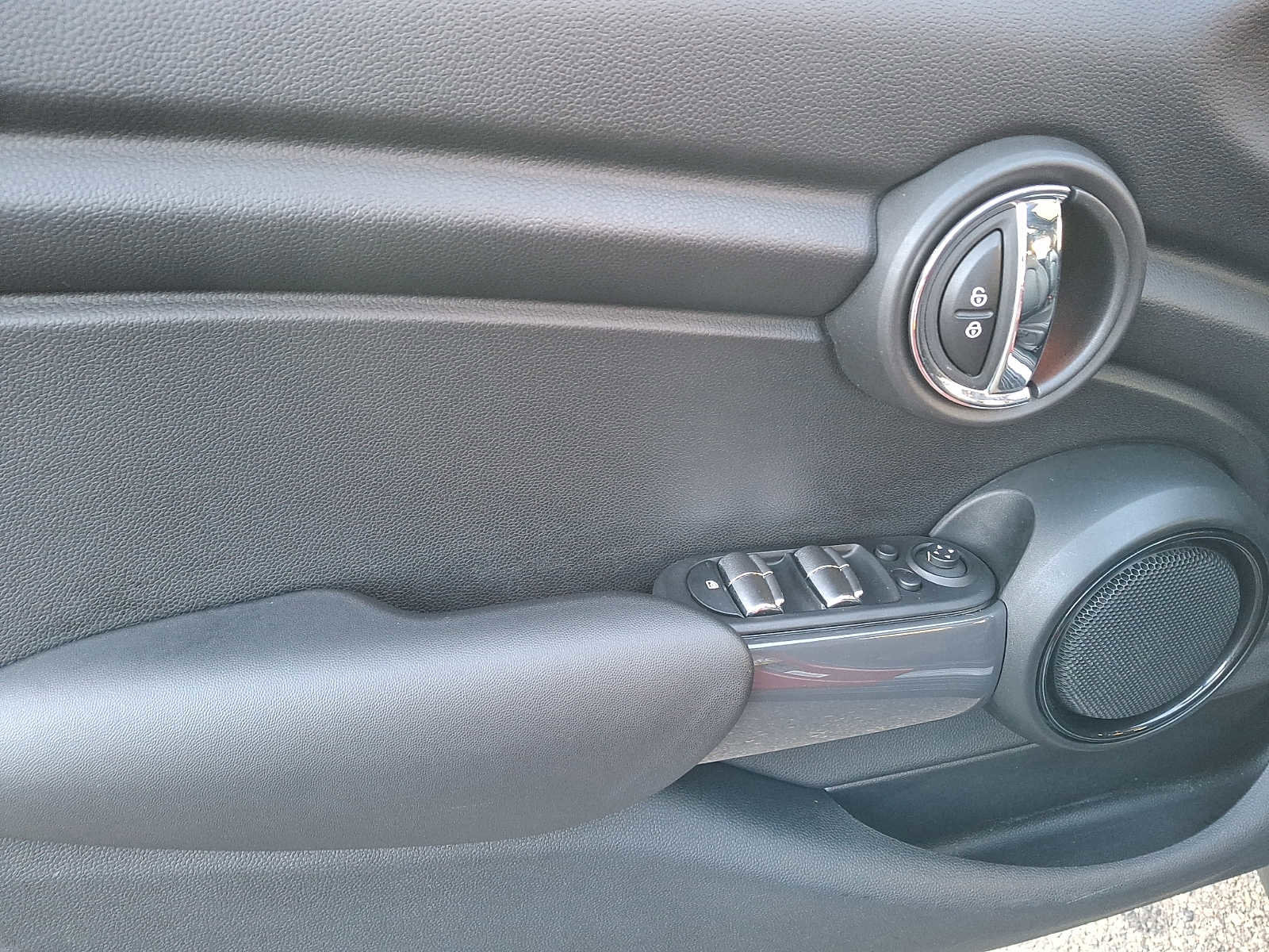 Used 2015 MINI Cooper 4-Door Hardtop image 11