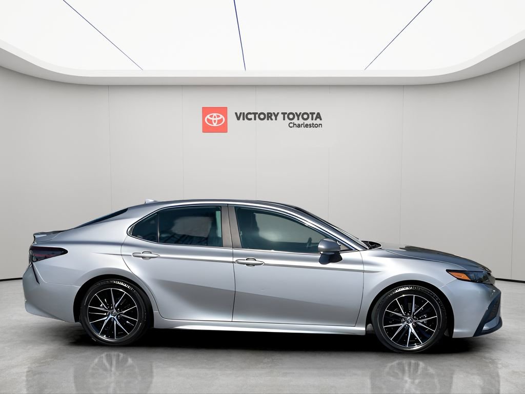 Used 2024 Toyota Camry SE image 3