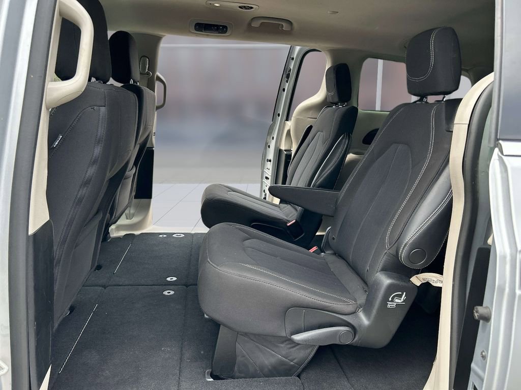 Used 2023 Chrysler Voyager LX FWD image 11