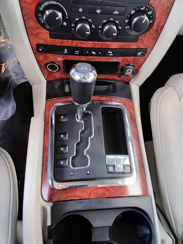 Used 2006 Jeep Commander Limited w/ Trailer Tow Group IV image 11