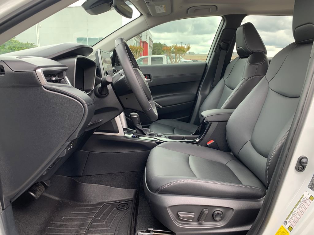 Used 2023 Toyota Corolla Cross XLE w/ Convenience Package FWD image 12