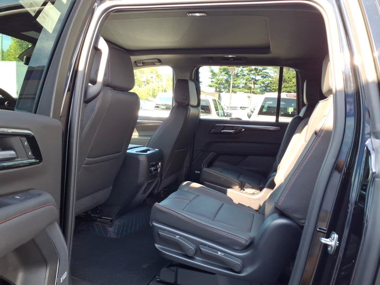 Used 2025 Chevrolet Suburban RST w/ Comfort Package AWD/4WD image 17