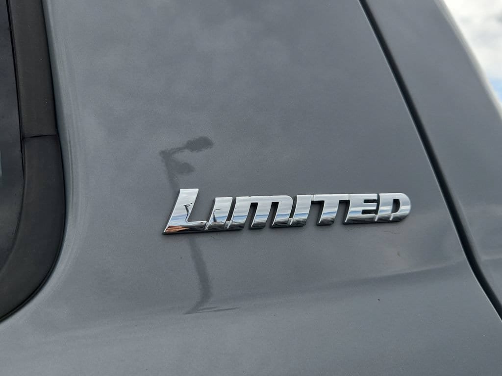 Used 2021 Toyota Tundra Limited w/ Limited Premium Package AWD/4WD image 9