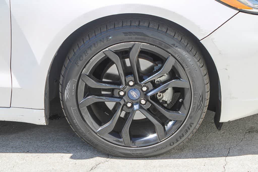 Used 2020 Ford Fusion SE w/ Equipment Group 151A FWD image 9