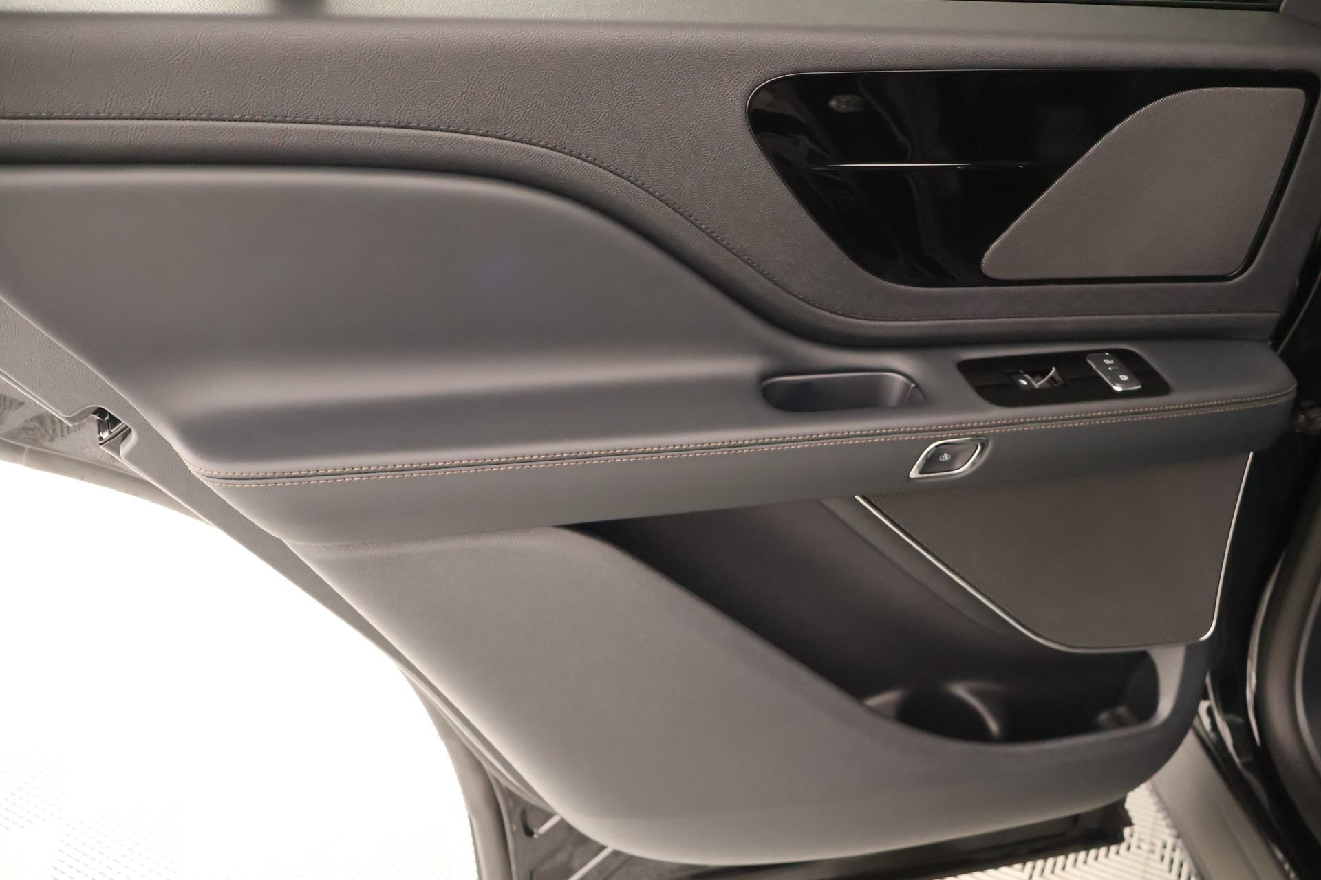 New 2026 Lincoln Aviator AWD image 18