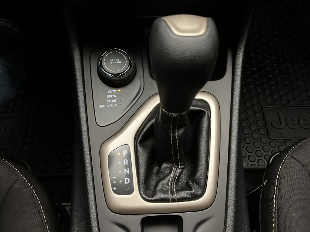 Used 2016 Jeep Cherokee Latitude w/ Cold Weather Group AWD/4WD image 27