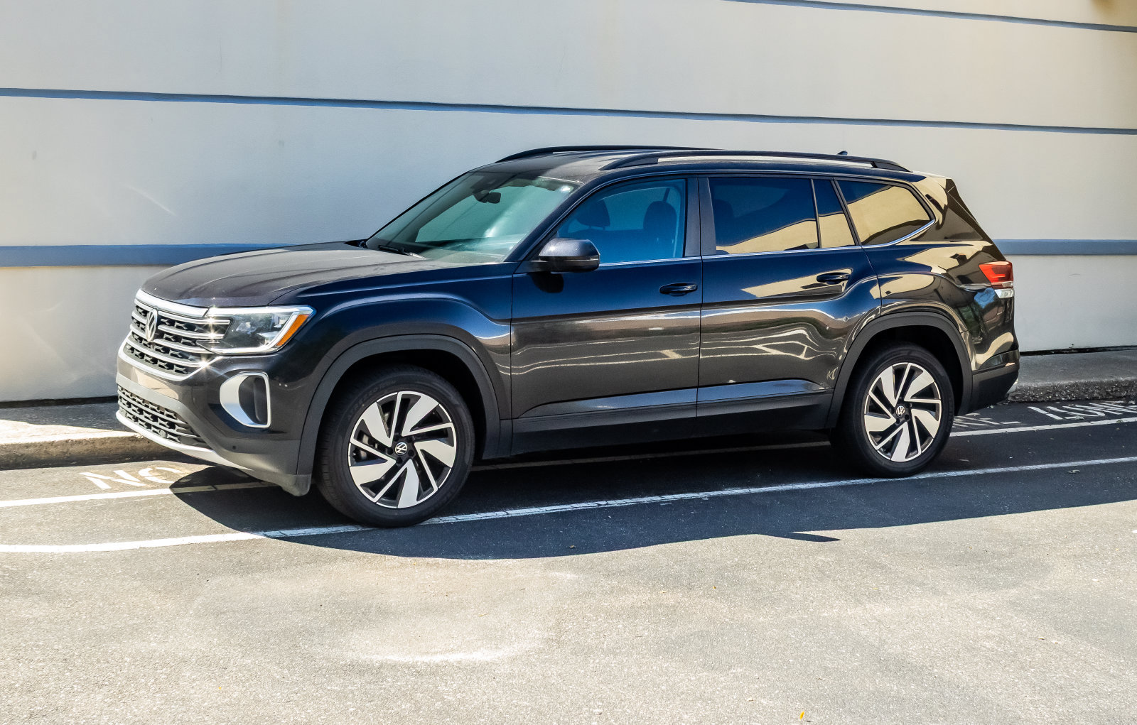 Used 2025 Volkswagen Atlas SE AWD/4WD image 3