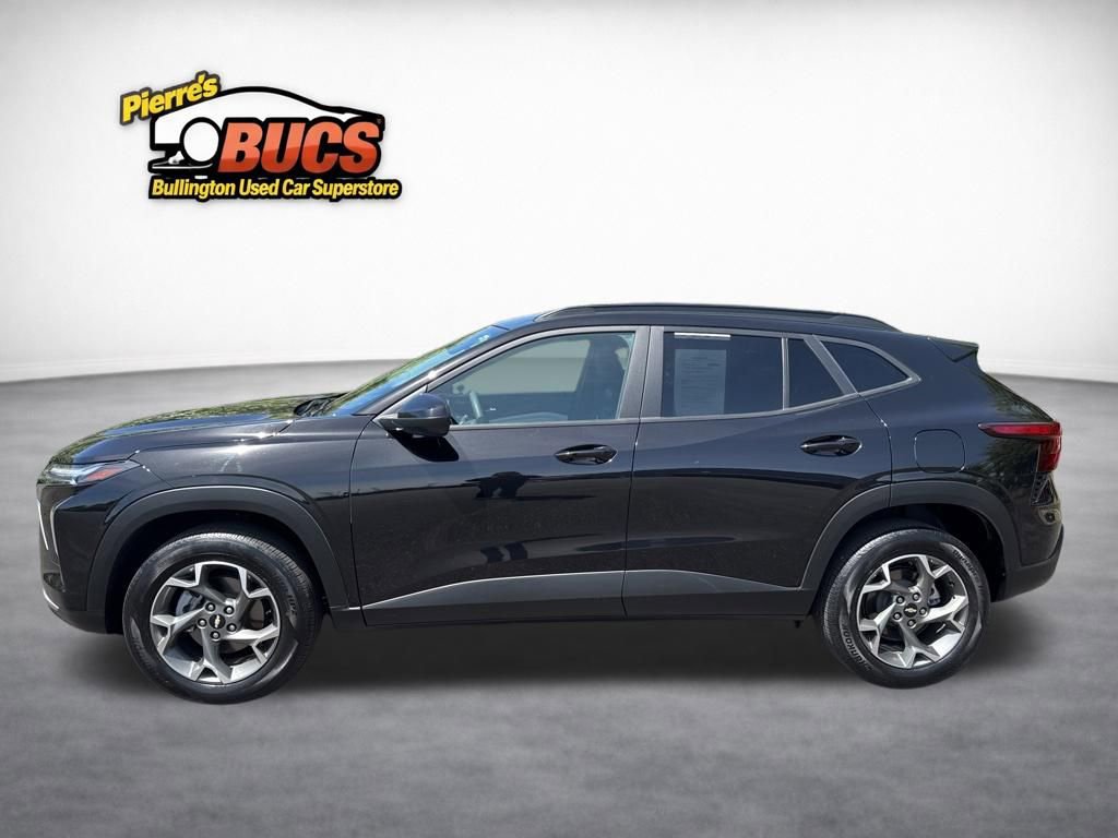 Used 2025 Chevrolet Trax LT FWD image 2