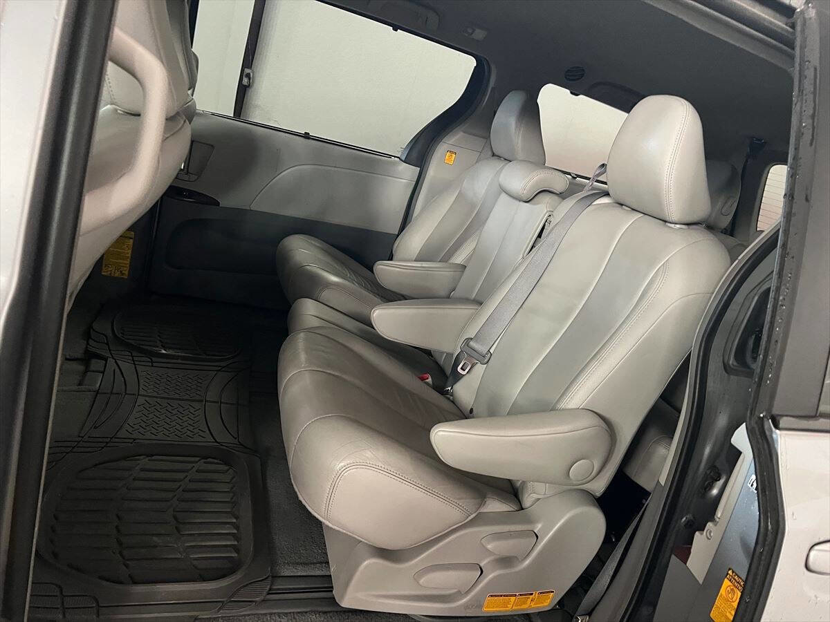 Used 2013 Toyota Sienna XLE image 9